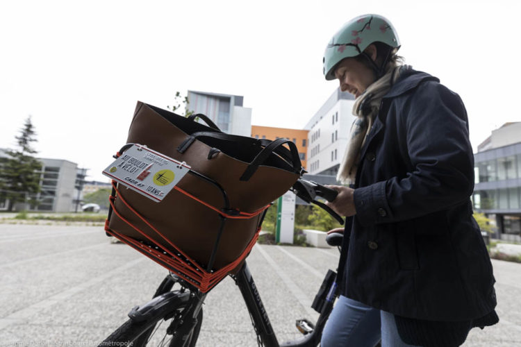 une jeune femme participe au challenge Au boulot à vélo à Strasbourg