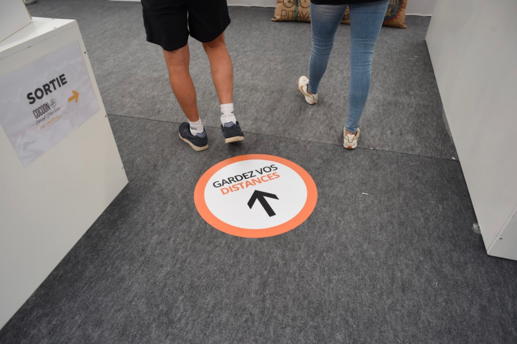 Stickers informant de garder les distances de sécurité à la Foire Européenne de Strasbourg