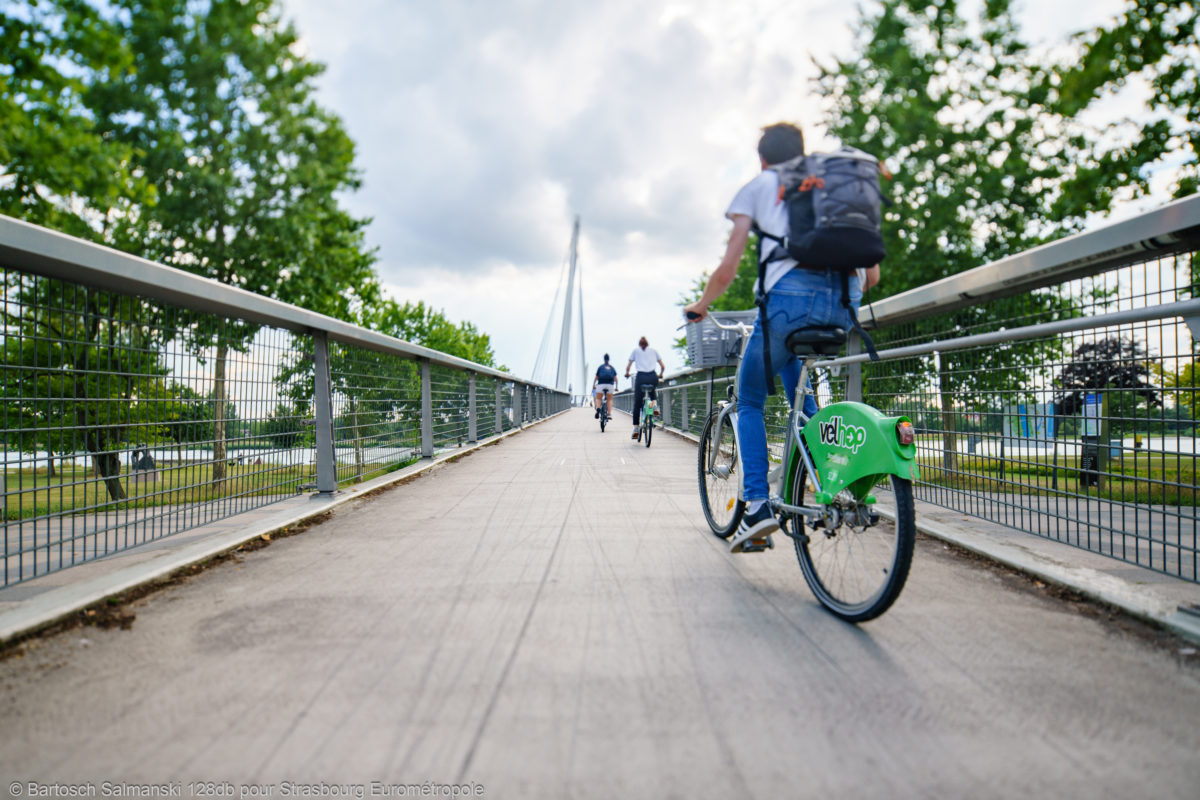 un cycliste sur un vélo dans les rues de Strasbourg, première ville cyclable de France