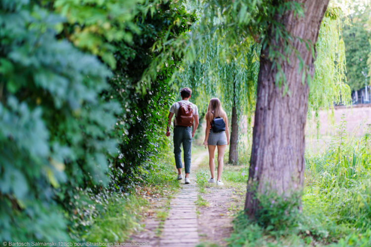 deux jeunes gens font une promenade dans la nature à Strasbourg