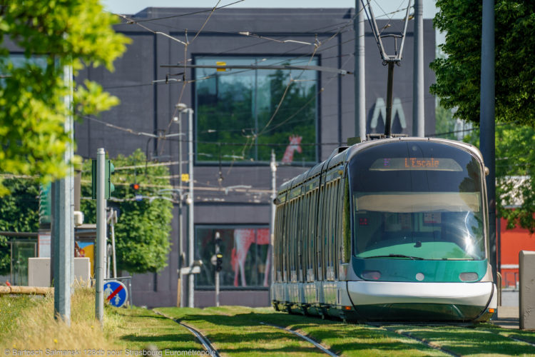 Un tram qui passe devant le Maillon à Strasbourg