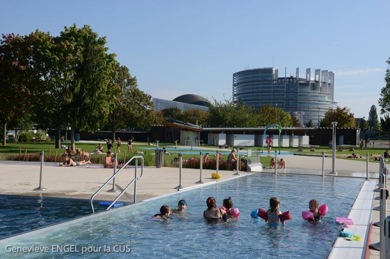 Piscine de plein air au pied du Parlement Européen à Strasbourg