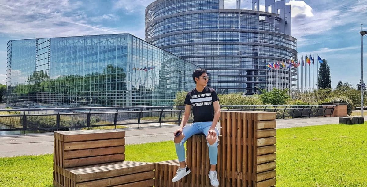 jeune homme devant le Parlement Européen à Strasbourg