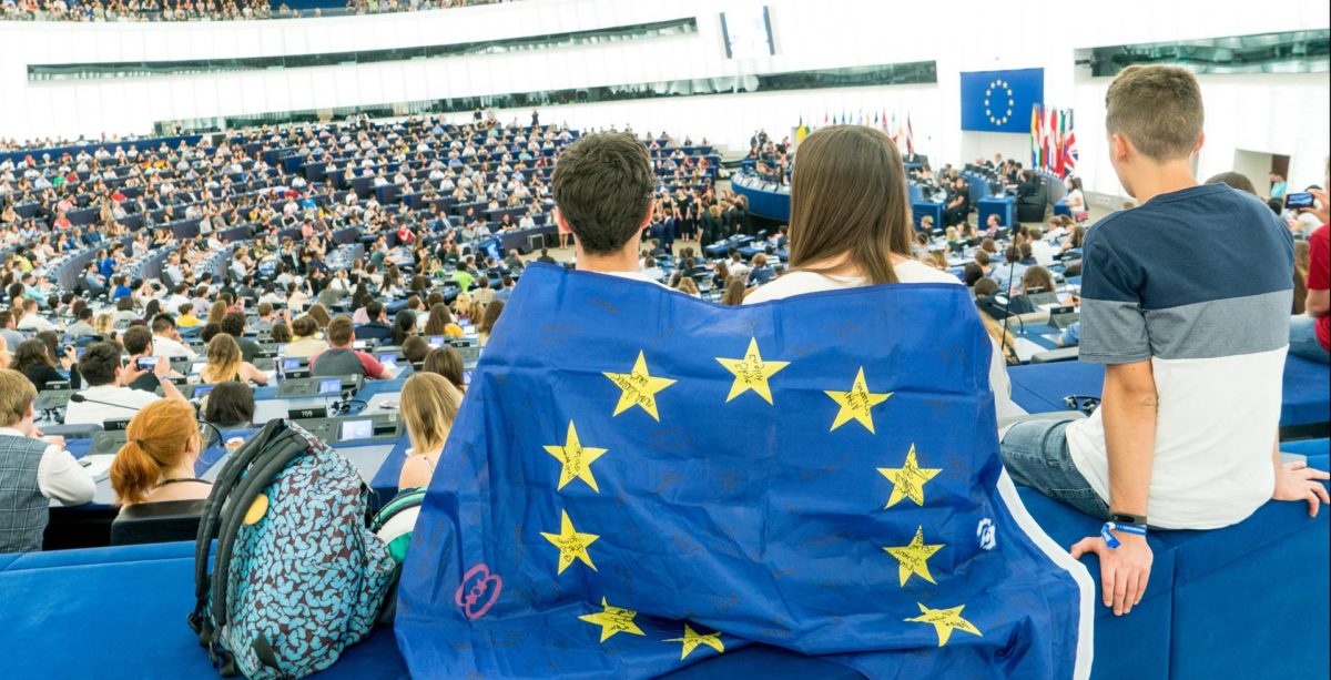 Groupe de jeunes et drapeau européen