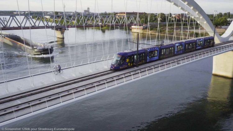 Tram avec logo Europe qui passe sur un pont