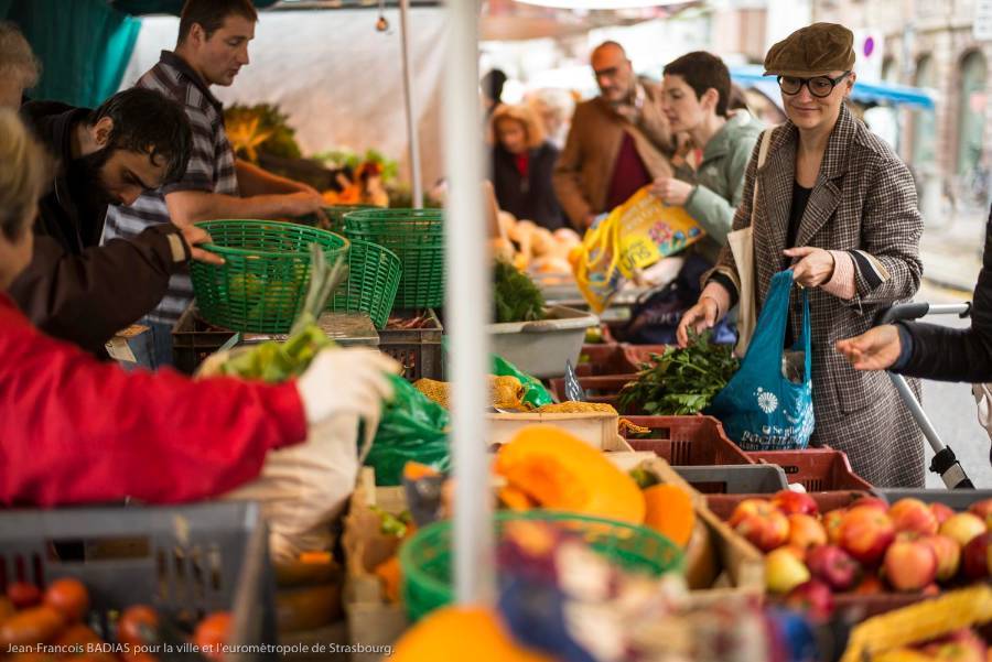 Clients sur un stand de fruits et légumes frais au marchés