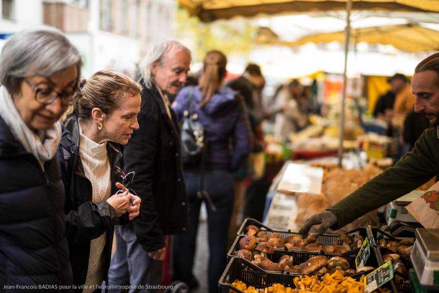 Clients sur un stand de champignons au marchés