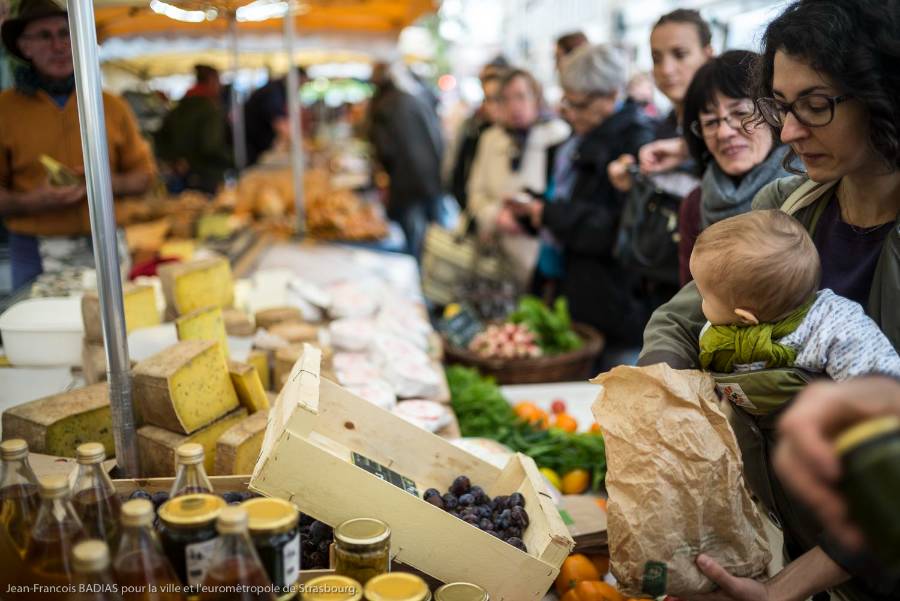Clients sur un stand de fromages au marchés