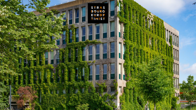 Bâtiment avec de la végétation du campus de Strasbourg
