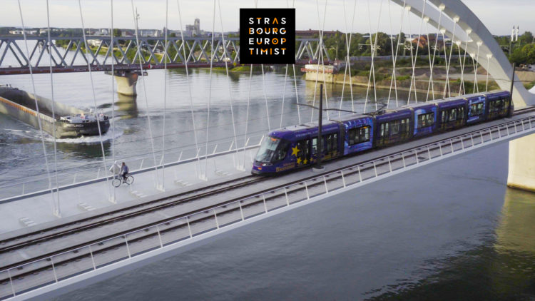 Tram de passage sur le pont qui relit Strasbourg à Kehl (Allemagne)