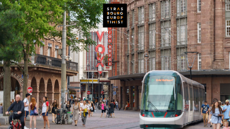 Passage d'un tram, au centre-ville de Strasbourg, près du cinéma VOX