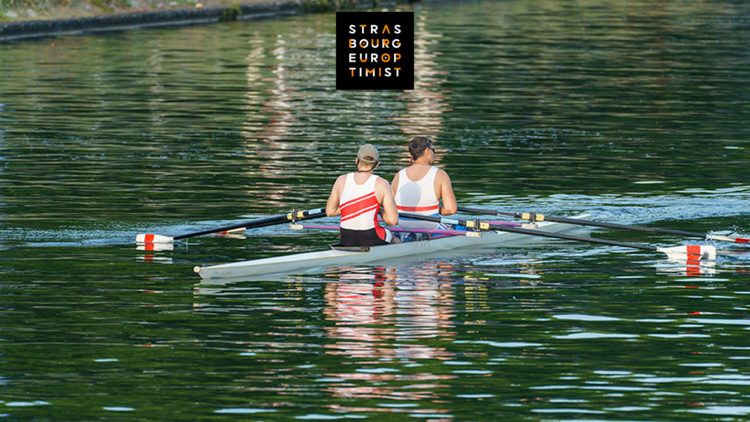 Deux hommes qui font de l'aviron